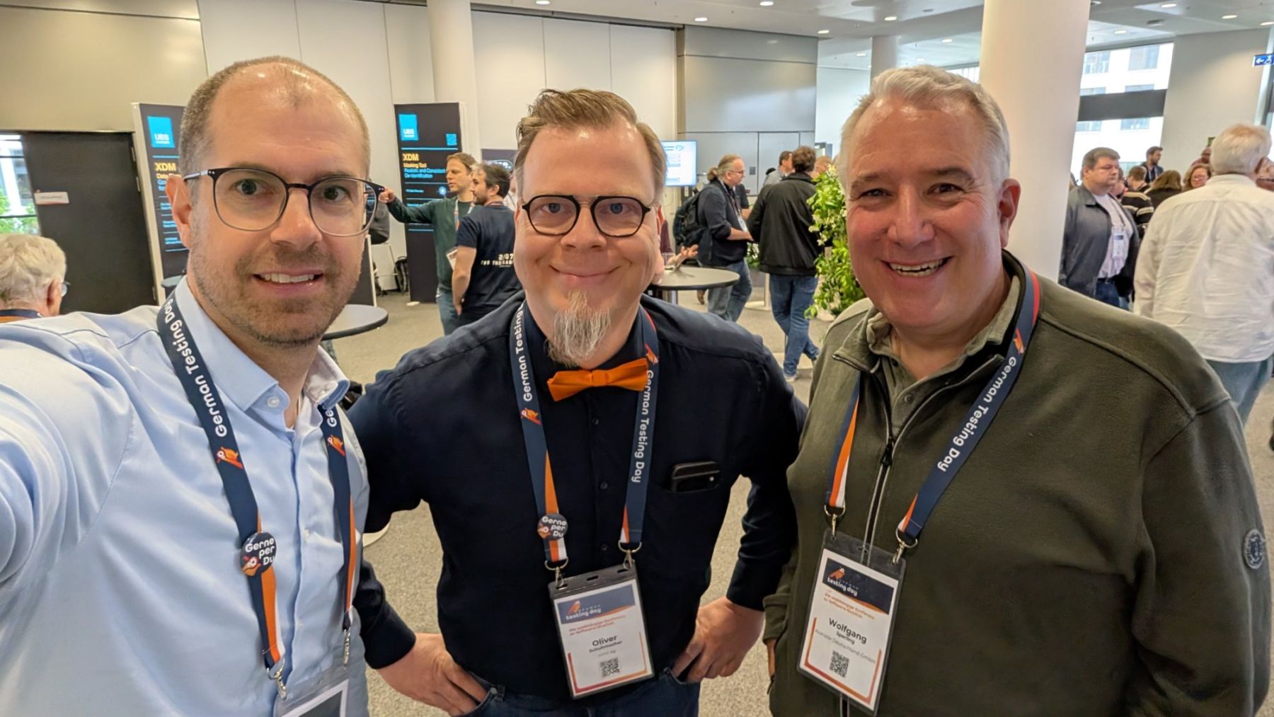 Selfie von Matthias Groß, Oliver Schuhmacher und Wolfgang Sperling im Foyer des German Testing Day 2026.