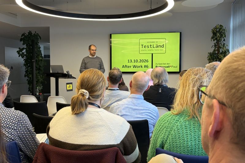 Matthias Groß moderiert das TestLänd After Work #6 an, auf dem Bildschirm die Begrüßungsfolie mit Datum und BettercallPaul als Gastgeber.