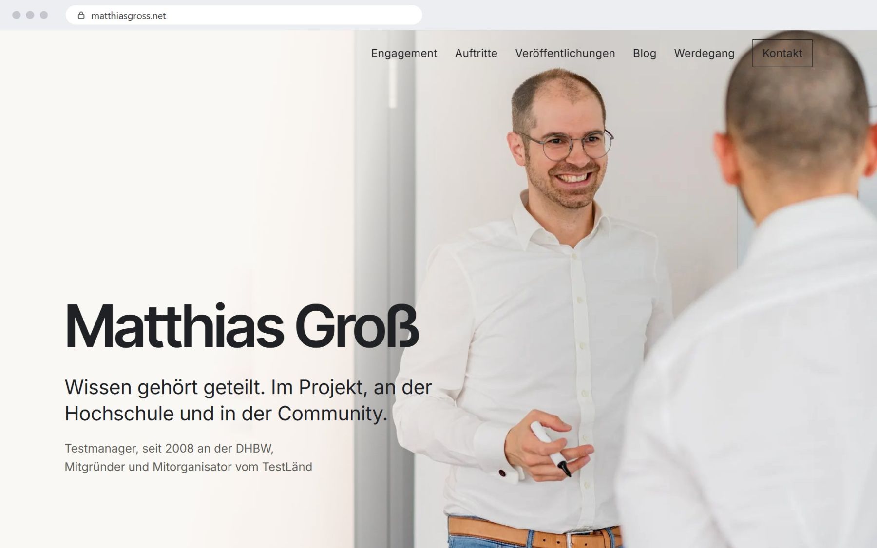 Screenshot der Startseite von matthiasgross.net im Browser: der Name Matthias Groß, der Leitsatz Wissen gehört geteilt und daneben ein Foto von Matthias Groß, der lachend mit einem Stift in der Hand mit einer Person spricht.
