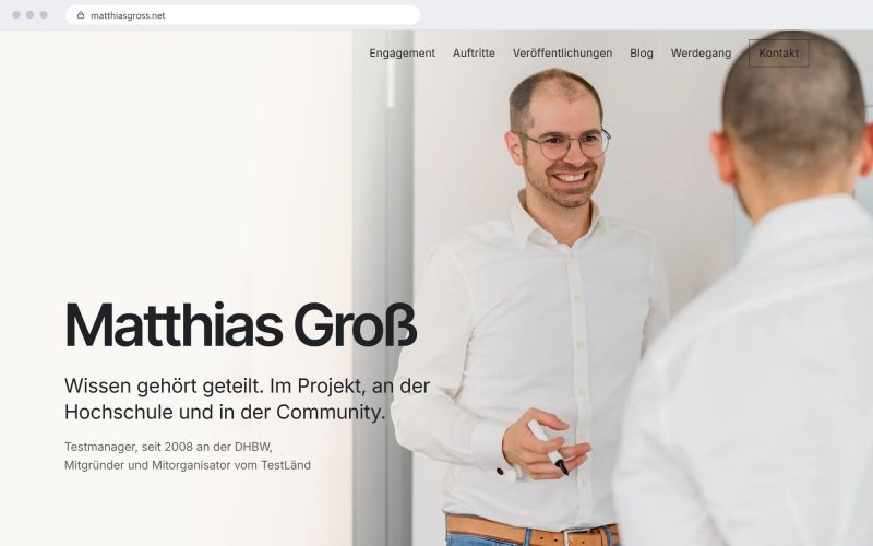 Screenshot der Startseite von matthiasgross.net im Browser: der Name Matthias Groß, der Leitsatz Wissen gehört geteilt und daneben ein Foto von Matthias Groß, der lachend mit einem Stift in der Hand mit einer Person spricht.
