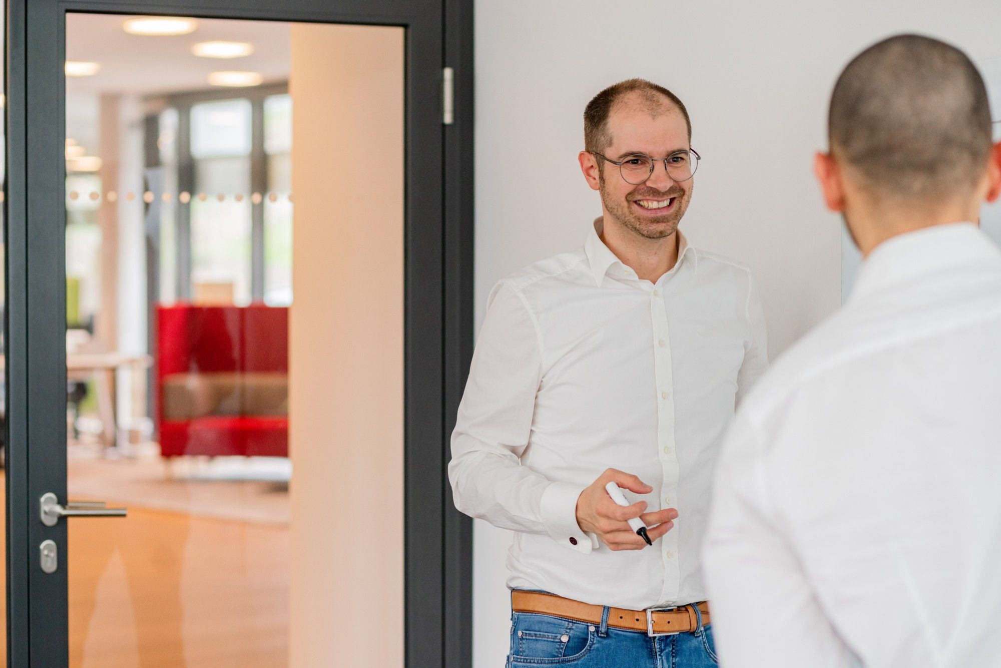 Matthias Groß im Gespräch mit einem Kollegen in einem Büro der TestGilde.
