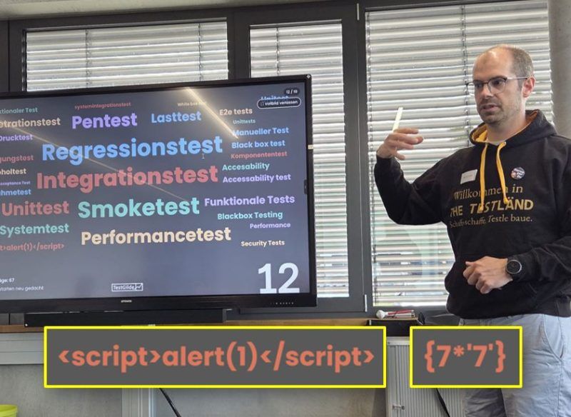Matthias Groß im The-TestLänd-Hoodie vor einem Bildschirm mit einer Wortwolke zu Testarten.